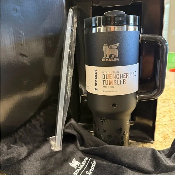 Stanley JENNIE THE FLOWSTATE QUENCHER H2.0 Tumbler Black Floral 40oz - Picture 4 of 4